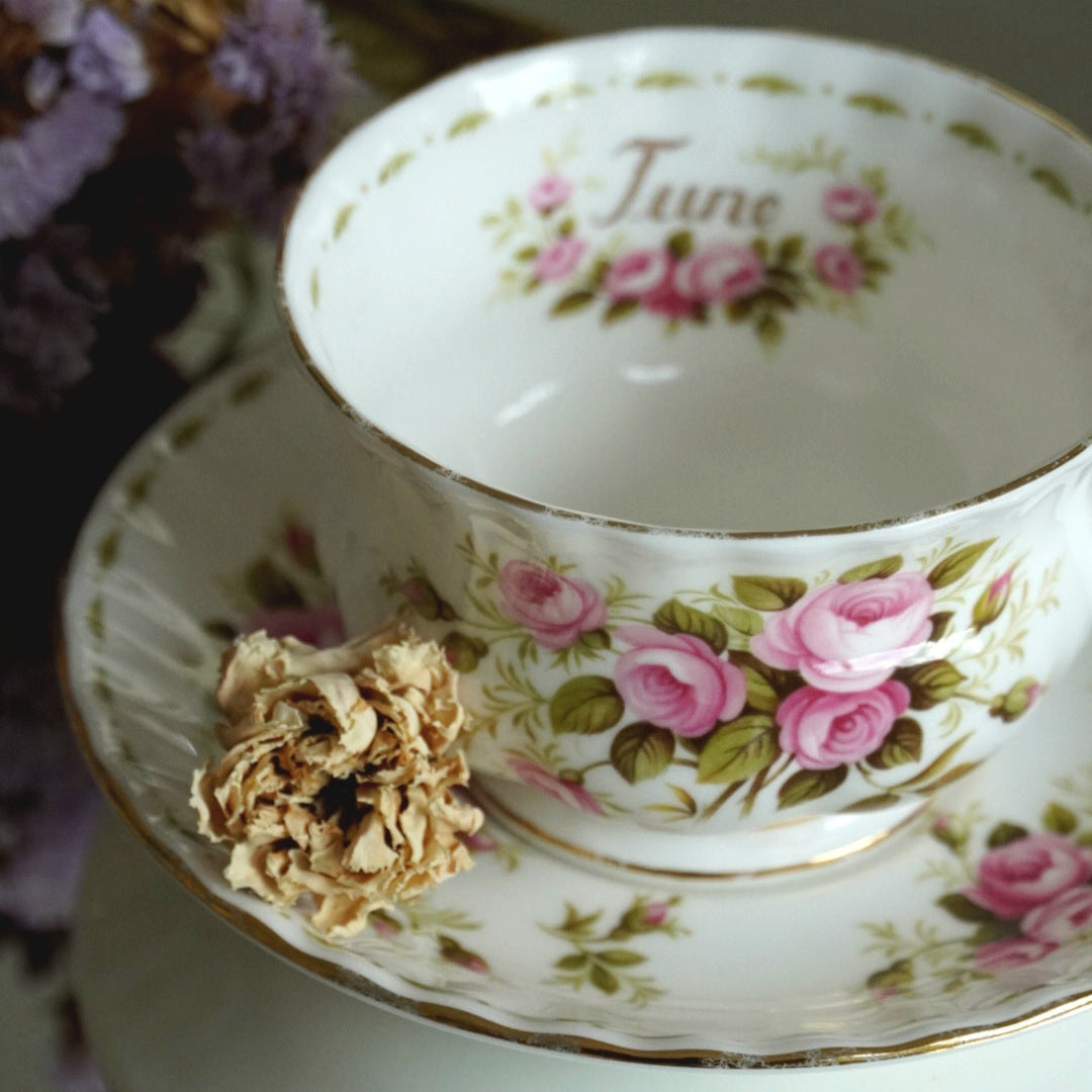 Tasse "Summer" en porcelaine anglaise Royal Albert mois de Juin