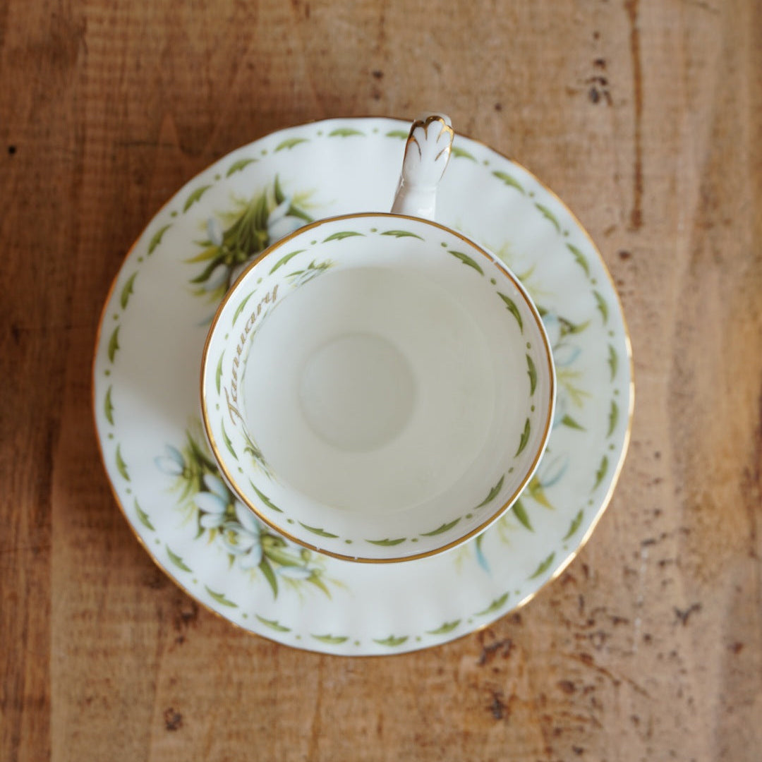 Petite tasse "January" en porcelaine anglaise fleurie et dorée du mois de Janvier Royal Albert