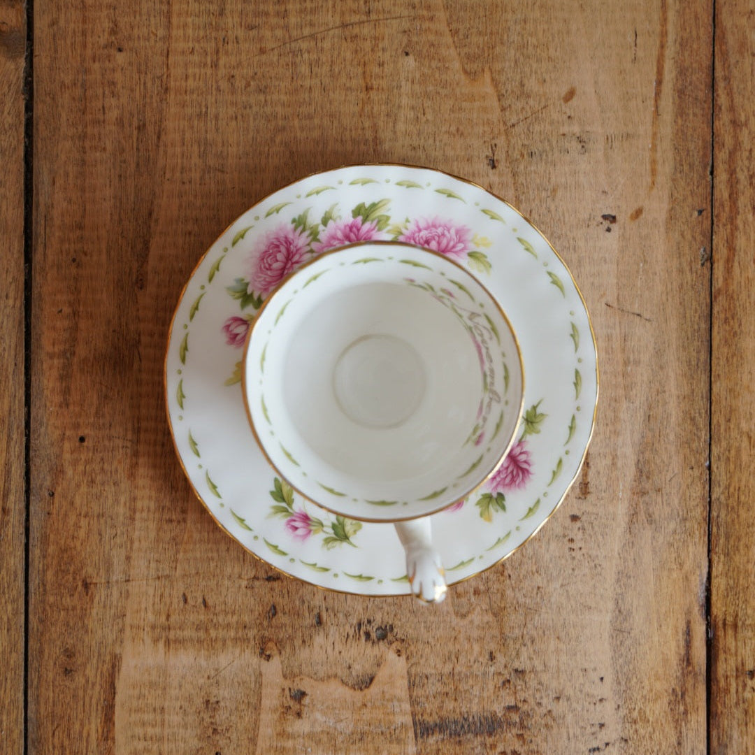 Petite tasse "November" en porcelaine anglaise fleurie et dorée du mois de Novembre Royal Albert