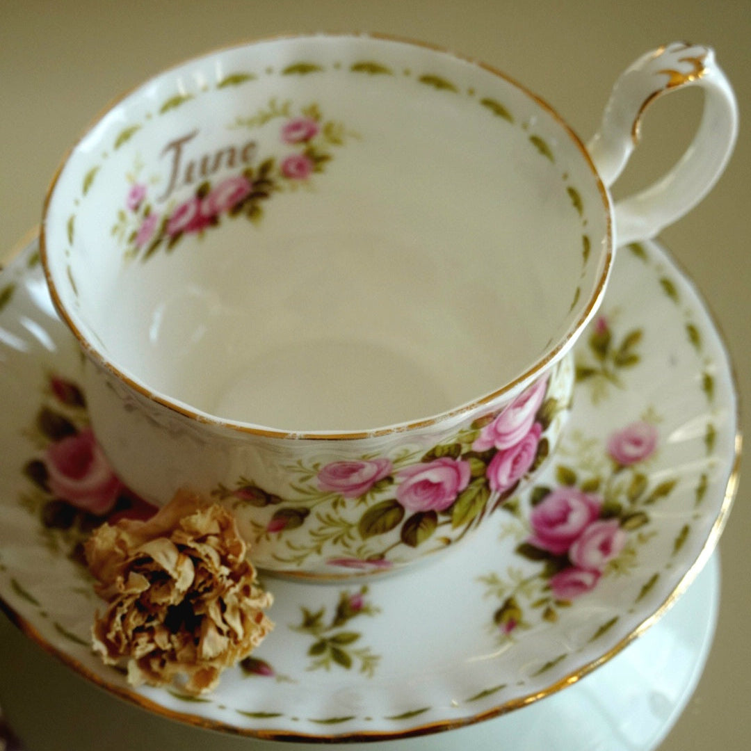 Tasse "Summer" en porcelaine anglaise Royal Albert mois de Juin
