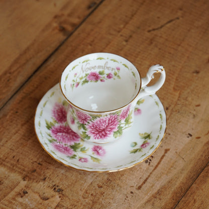 Petite tasse "November" en porcelaine anglaise fleurie et dorée du mois de Novembre Royal Albert