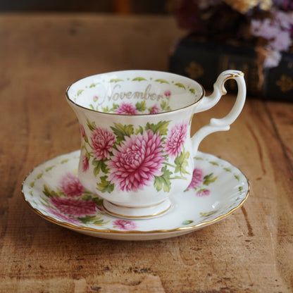 Petite tasse "November" en porcelaine anglaise fleurie et dorée du mois de Novembre Royal Albert