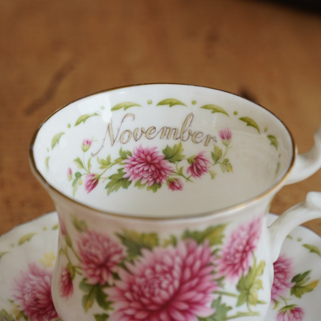 Petite tasse "November" en porcelaine anglaise fleurie et dorée du mois de Novembre Royal Albert