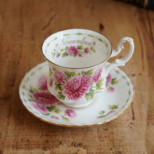 Petite tasse "November" en porcelaine anglaise fleurie et dorée du mois de Novembre Royal Albert