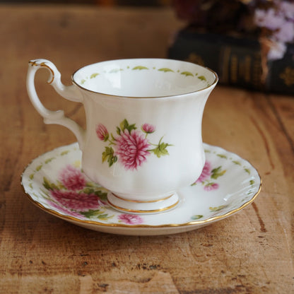 Petite tasse "November" en porcelaine anglaise fleurie et dorée du mois de Novembre Royal Albert