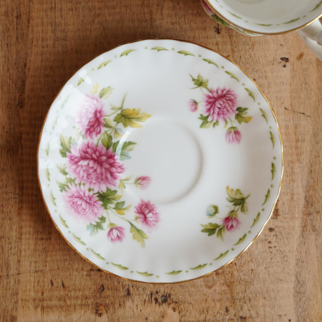 Petite tasse "November" en porcelaine anglaise fleurie et dorée du mois de Novembre Royal Albert