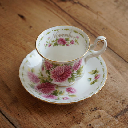 Petite tasse "November" en porcelaine anglaise fleurie et dorée du mois de Novembre Royal Albert
