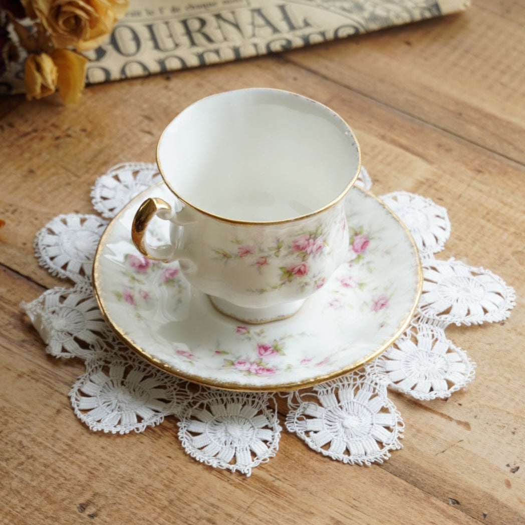 Tasse "Victoriana" en porcelaine anglaise fleurie et dorée Paragon x Royal Albert modèle Victoriana Rose