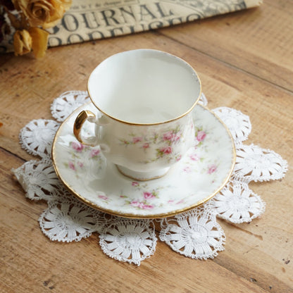 Tasse "Victoriana" en porcelaine anglaise fleurie et dorée Paragon x Royal Albert modèle Victoriana Rose