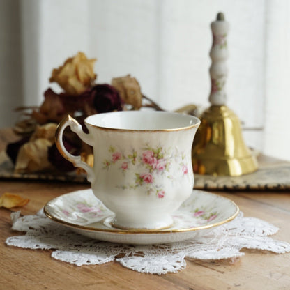 Tasse "Victoriana" en porcelaine anglaise fleurie et dorée Paragon x Royal Albert modèle Victoriana Rose
