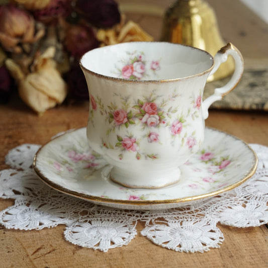 Tasse "Victoriana" en porcelaine anglaise fleurie et dorée Paragon x Royal Albert modèle Victoriana Rose