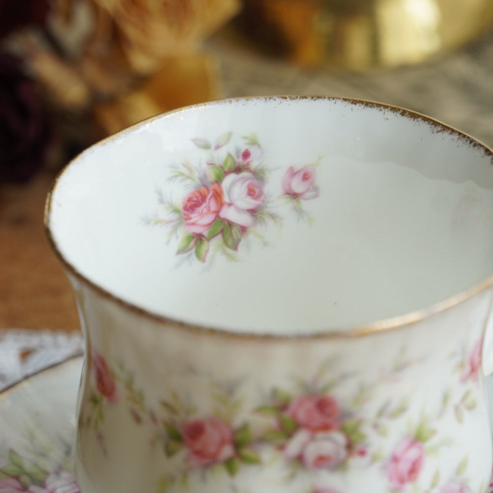 Tasse "Victoriana" en porcelaine anglaise fleurie et dorée Paragon x Royal Albert modèle Victoriana Rose
