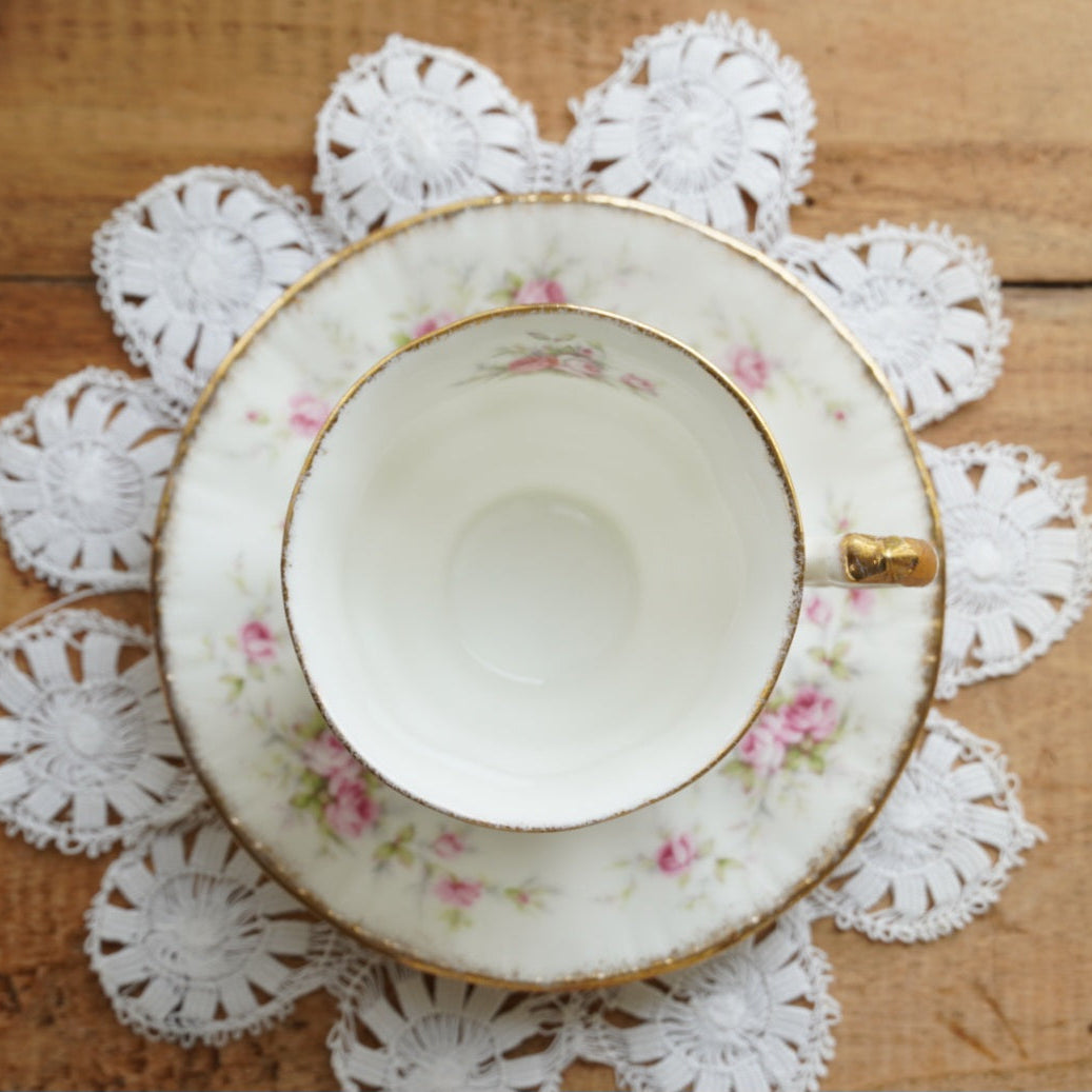 Tasse "Victoriana" en porcelaine anglaise fleurie et dorée Paragon x Royal Albert modèle Victoriana Rose