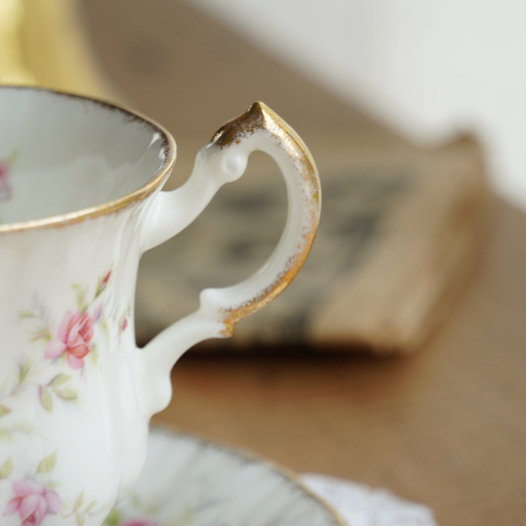 Tasse "Victoriana" en porcelaine anglaise fleurie et dorée Paragon x Royal Albert modèle Victoriana Rose