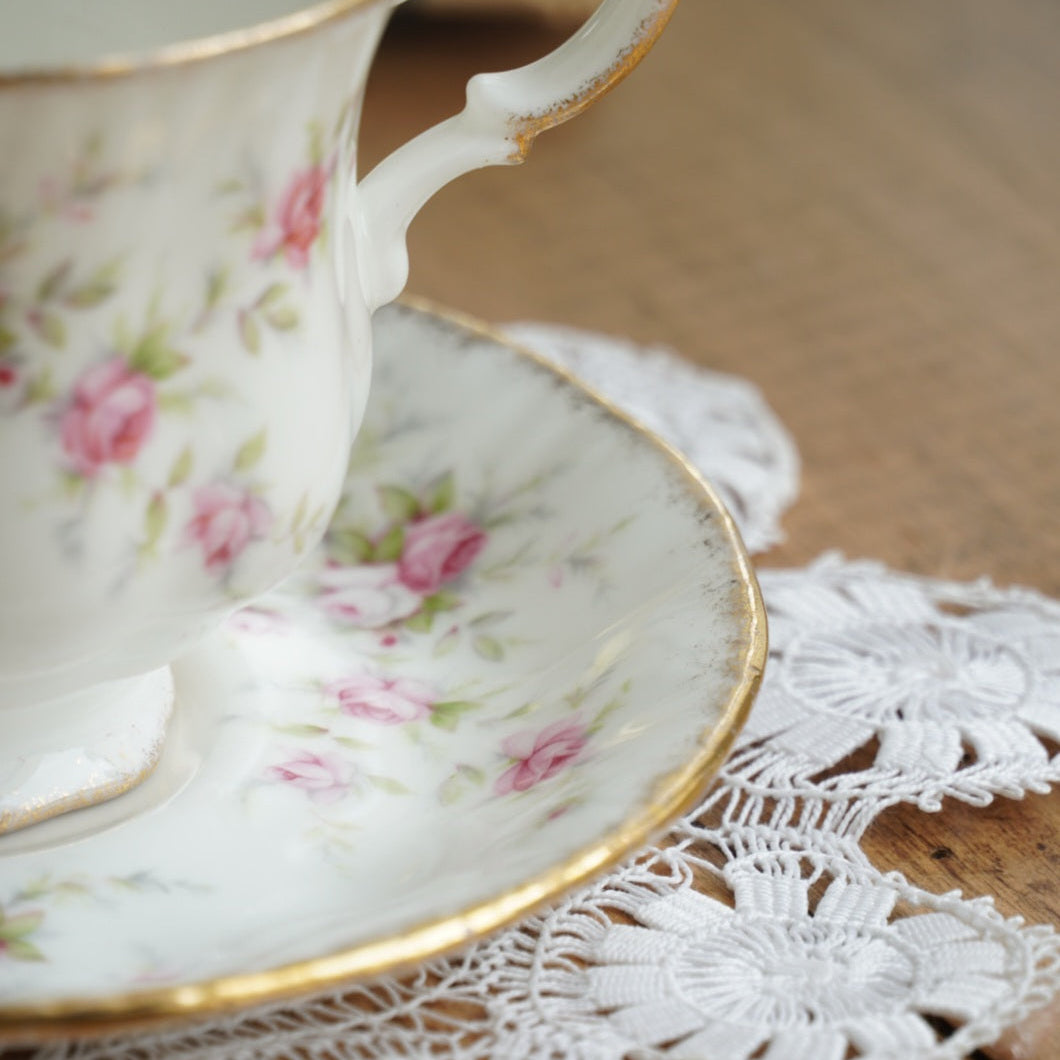 Tasse "Victoriana" en porcelaine anglaise fleurie et dorée Paragon x Royal Albert modèle Victoriana Rose