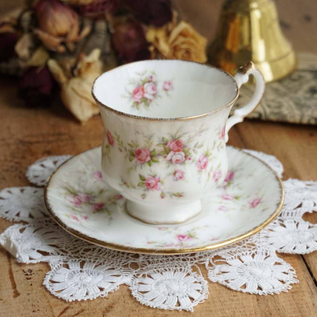 Tasse "Victoriana" en porcelaine anglaise fleurie et dorée Paragon x Royal Albert modèle Victoriana Rose