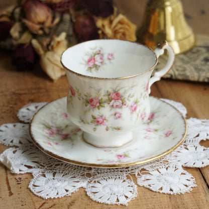 Tasse "Victoriana" en porcelaine anglaise fleurie et dorée Paragon x Royal Albert modèle Victoriana Rose