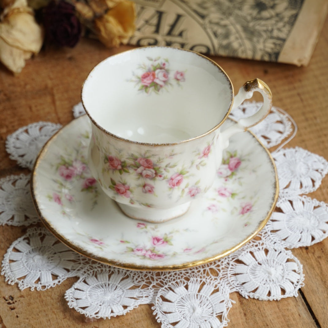 Tasse "Victoriana" en porcelaine anglaise fleurie et dorée Paragon x Royal Albert modèle Victoriana Rose