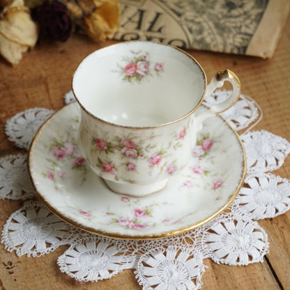 Tasse "Victoriana" en porcelaine anglaise fleurie et dorée Paragon x Royal Albert modèle Victoriana Rose