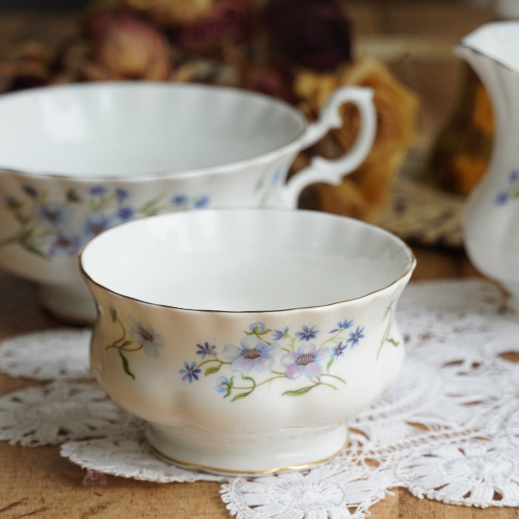 Petit service "Harry" en porcelaine anglaise fleurie et dorée Richmond