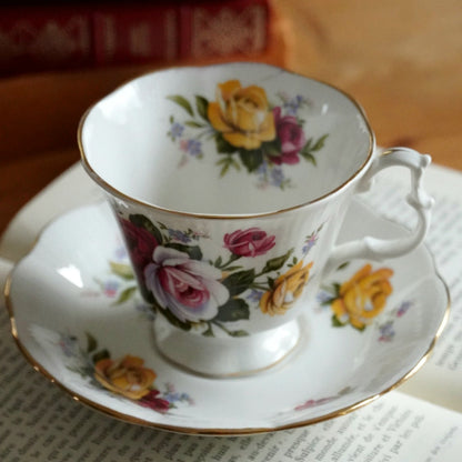 Tasse "Betty" en porcelaine anglaise Royal Albert fleurie