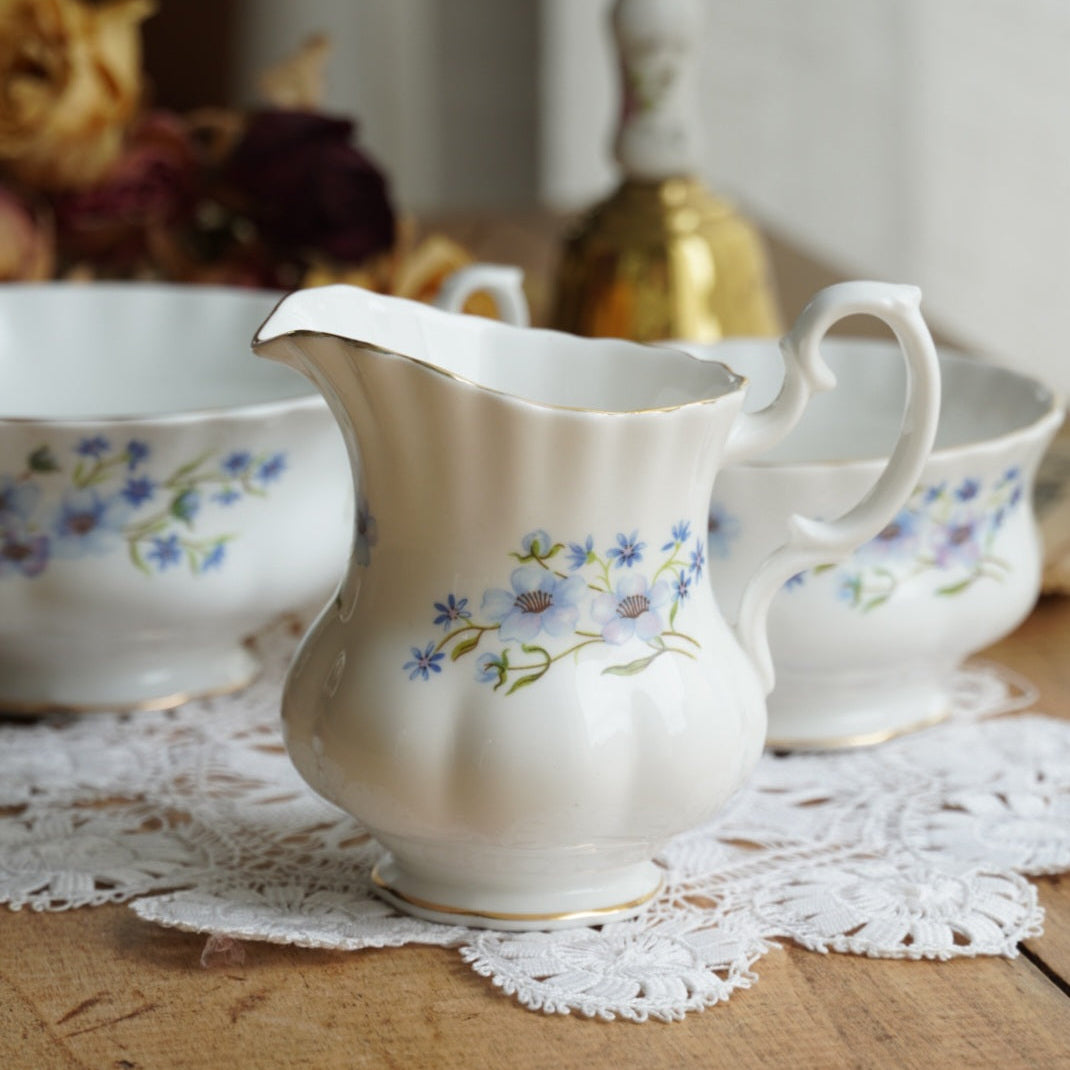 Petit service "Harry" en porcelaine anglaise fleurie et dorée Richmond