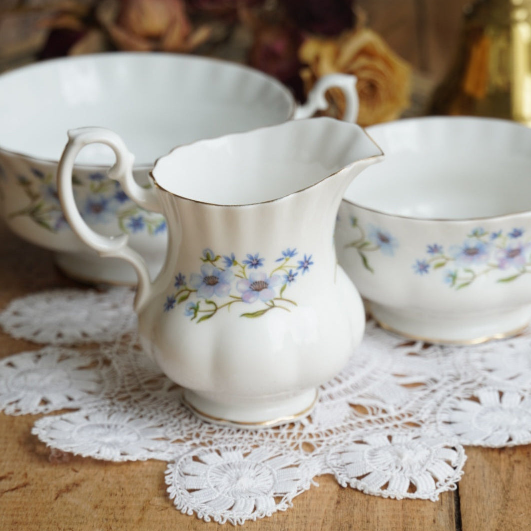 Petit service "Harry" en porcelaine anglaise fleurie et dorée Richmond