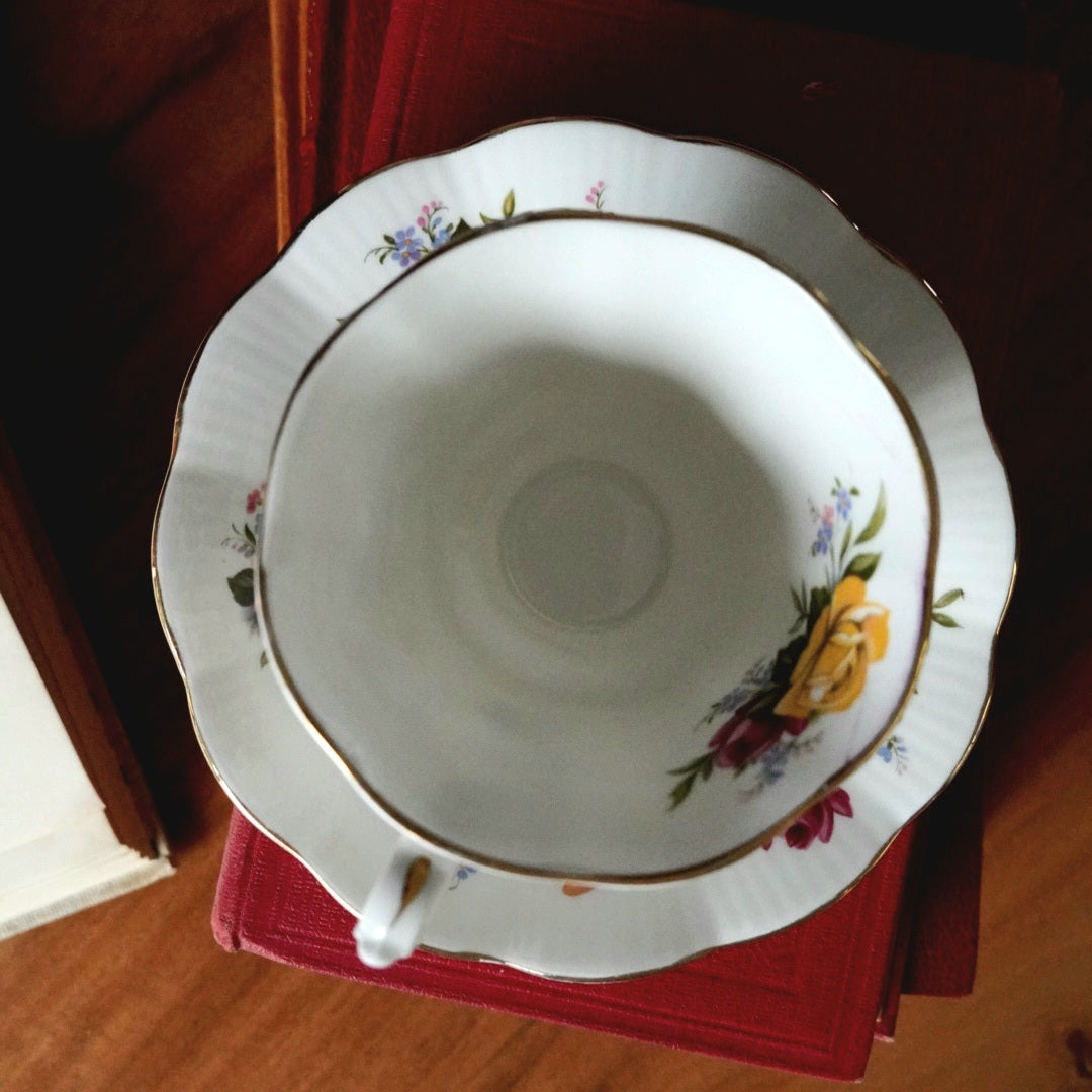 Tasse "Betty" en porcelaine anglaise Royal Albert fleurie