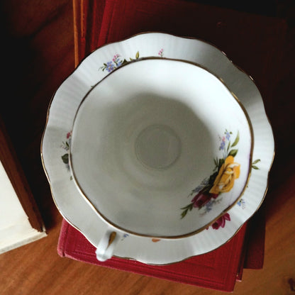 Tasse "Betty" en porcelaine anglaise Royal Albert fleurie