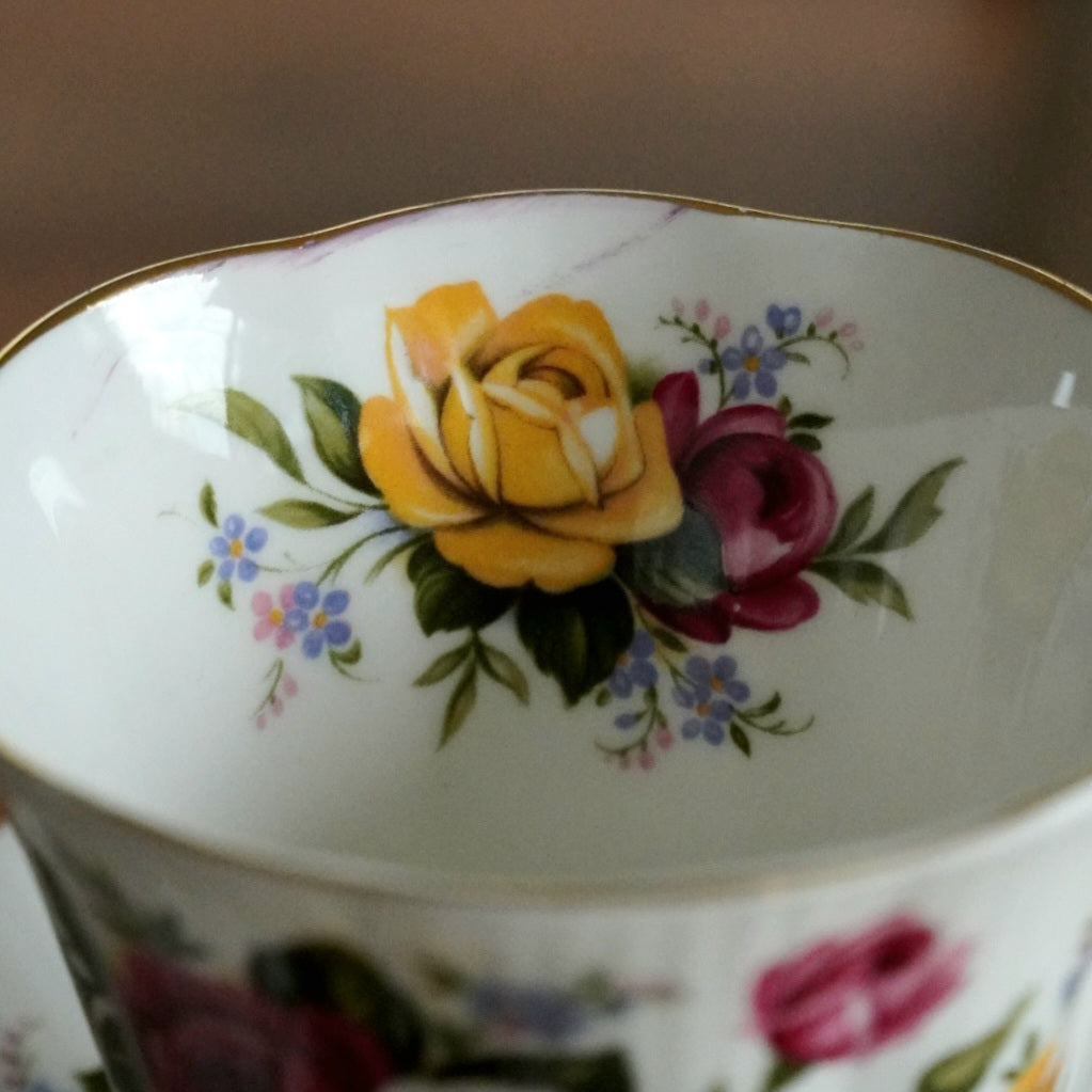 Tasse "Betty" en porcelaine anglaise Royal Albert fleurie
