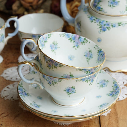 Service à thé "Merry" en porcelaine anglaise fleurie bleutée et dorée Crown Staffordshire