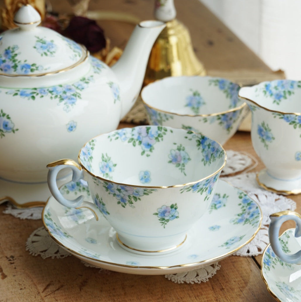 Service à thé "Merry" en porcelaine anglaise fleurie bleutée et dorée Crown Staffordshire