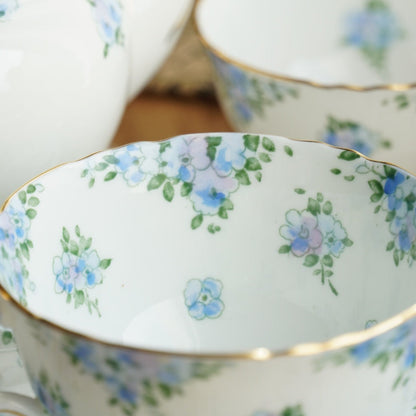Service à thé "Merry" en porcelaine anglaise fleurie bleutée et dorée Crown Staffordshire