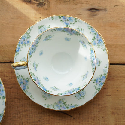 Service à thé "Merry" en porcelaine anglaise fleurie bleutée et dorée Crown Staffordshire