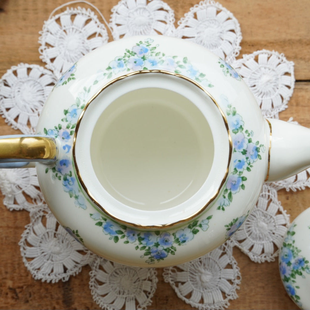 Service à thé "Merry" en porcelaine anglaise fleurie bleutée et dorée Crown Staffordshire