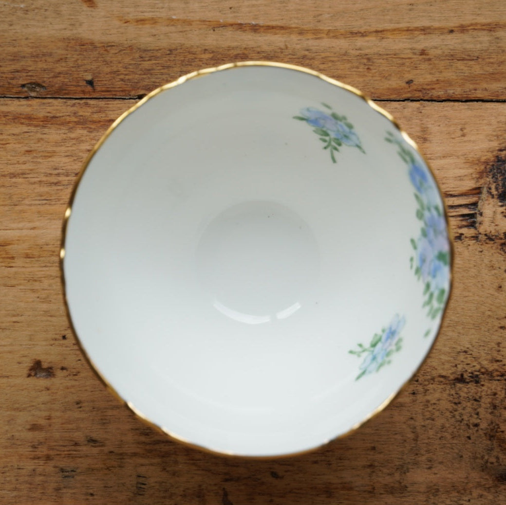 Service à thé "Merry" en porcelaine anglaise fleurie bleutée et dorée Crown Staffordshire