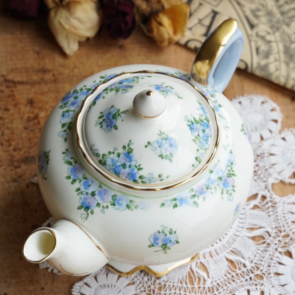 Service à thé "Merry" en porcelaine anglaise fleurie bleutée et dorée Crown Staffordshire