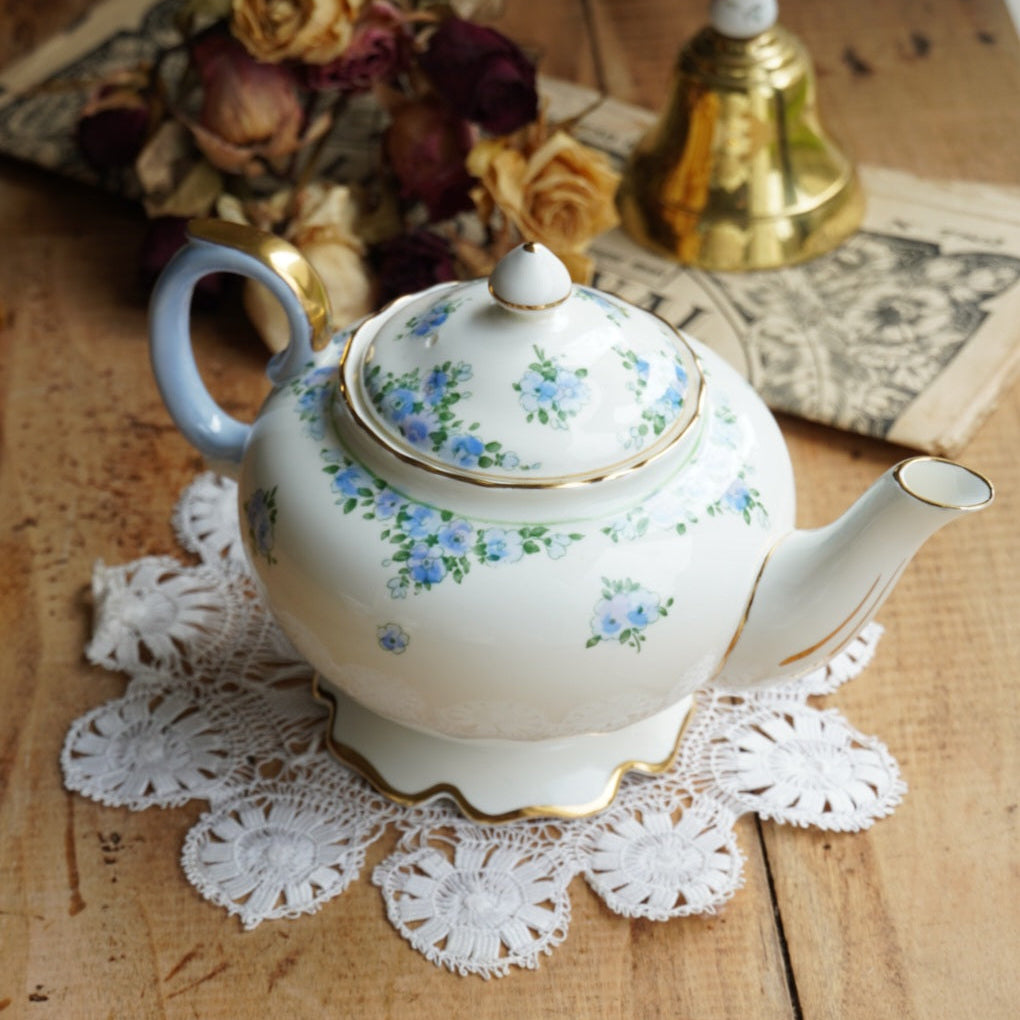 Service à thé "Merry" en porcelaine anglaise fleurie bleutée et dorée Crown Staffordshire
