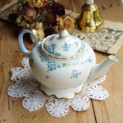 Service à thé "Merry" en porcelaine anglaise fleurie bleutée et dorée Crown Staffordshire
