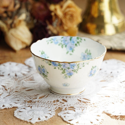Service à thé "Merry" en porcelaine anglaise fleurie bleutée et dorée Crown Staffordshire