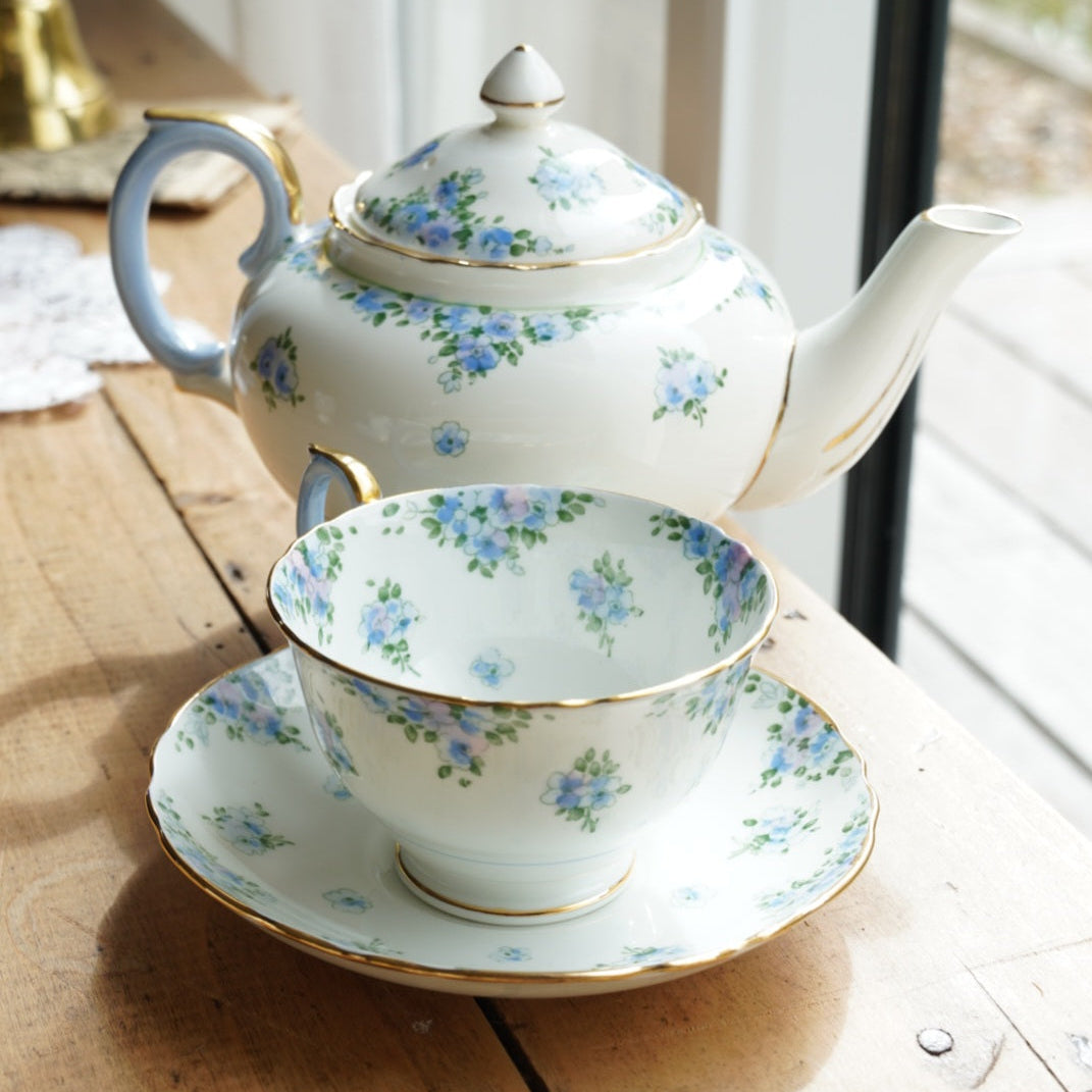 Service à thé "Merry" en porcelaine anglaise fleurie bleutée et dorée Crown Staffordshire