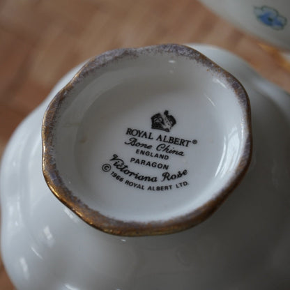 Tasse "Victoriana" en porcelaine anglaise fleurie et dorée Paragon x Royal Albert modèle Victoriana Rose