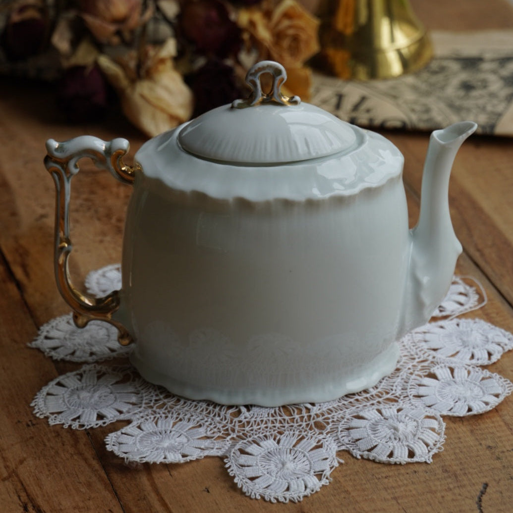 Petite théière "Lorna" en porcelaine anglaise blanche et dorée de forme ovale