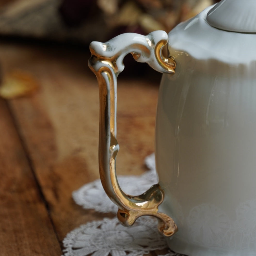 Petite théière "Lorna" en porcelaine anglaise blanche et dorée de forme ovale