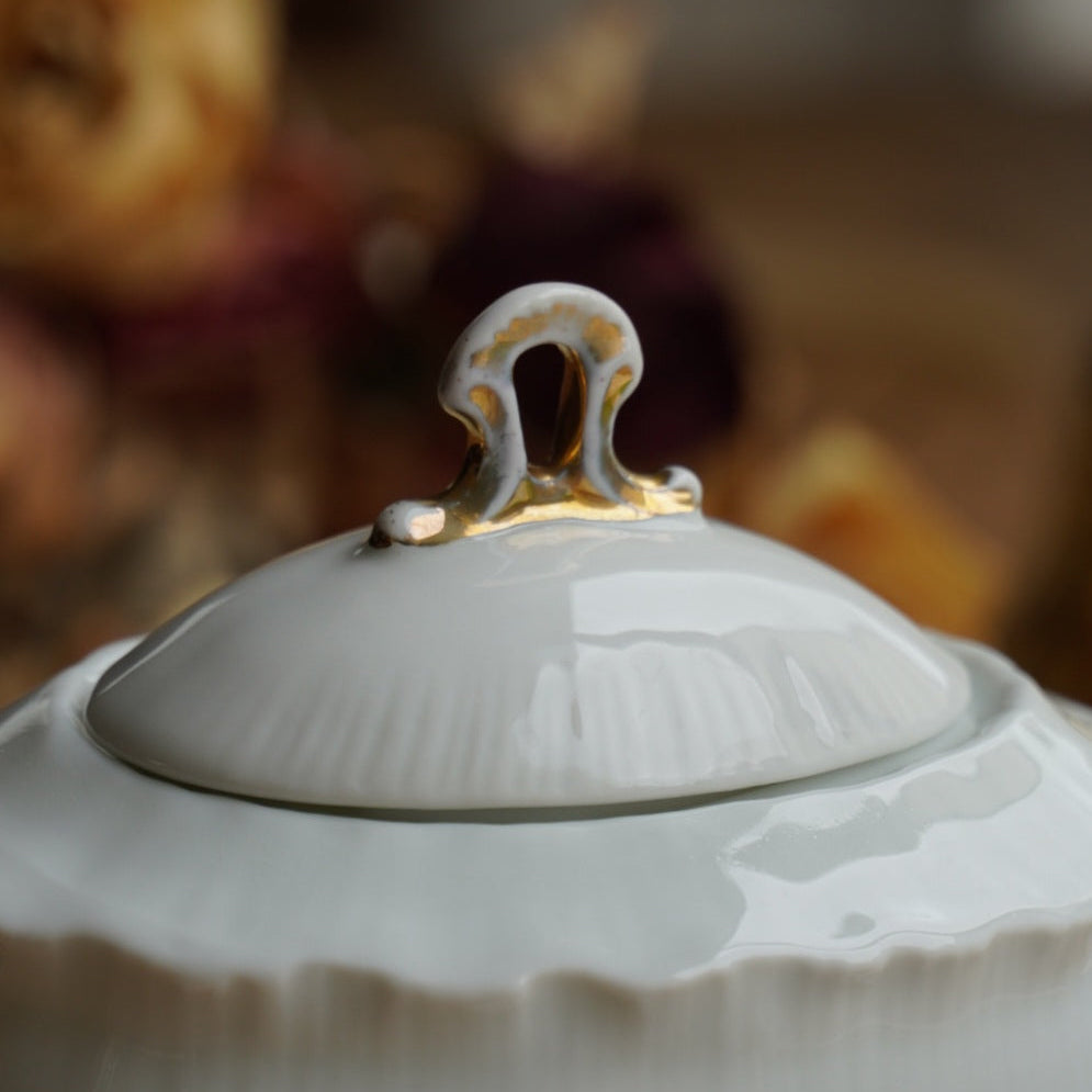 Petite théière "Lorna" en porcelaine anglaise blanche et dorée de forme ovale