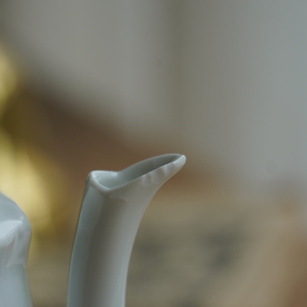 Petite théière "Lorna" en porcelaine anglaise blanche et dorée de forme ovale