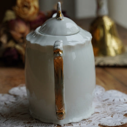 Petite théière "Lorna" en porcelaine anglaise blanche et dorée de forme ovale