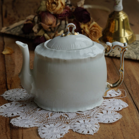 Petite théière "Lorna" en porcelaine anglaise blanche et dorée de forme ovale