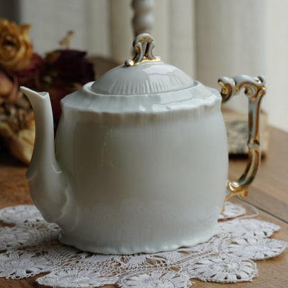 Petite théière "Lorna" en porcelaine anglaise blanche et dorée de forme ovale