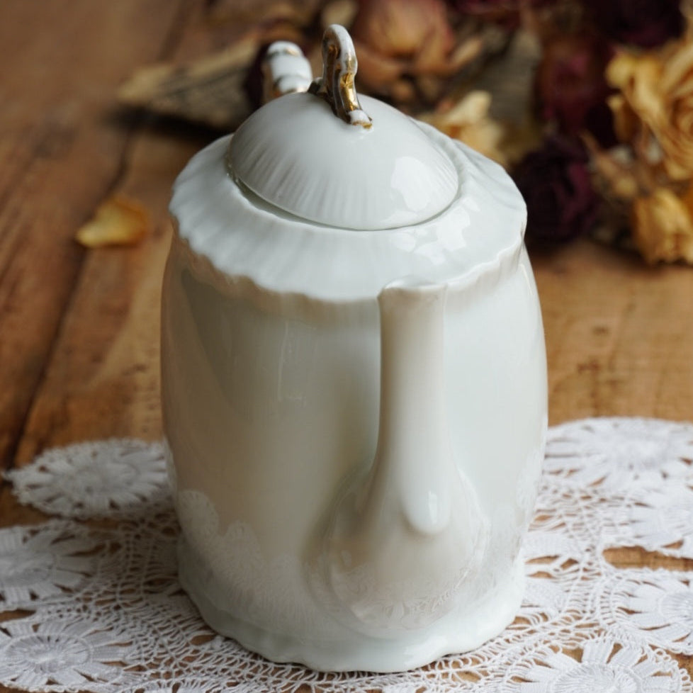 Petite théière "Lorna" en porcelaine anglaise blanche et dorée de forme ovale
